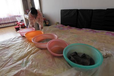 平泉楼上漏水，住户失联，小区没物管，业主维权难！律师来支招……
